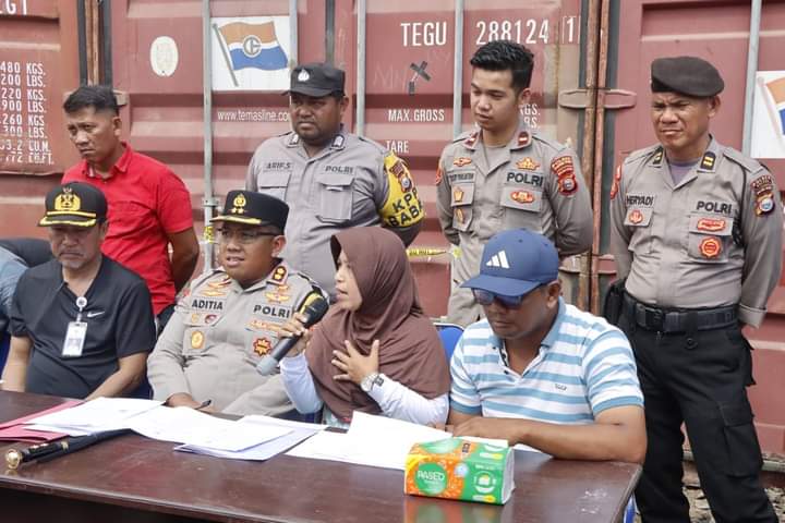 Konferensi pers digelar oleh Polres Halsel bersama pihak terkait pada Jum'at kemarin, ungkapan kabid Nurbaity kini memicu reaksi publik (foto : Fb/@Nurbaity Karmila)