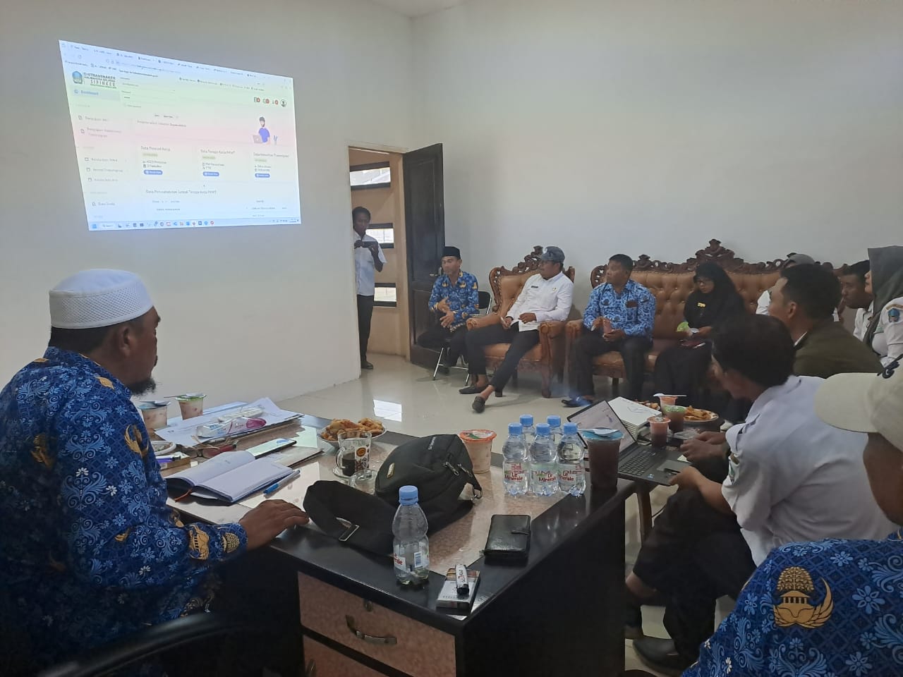 Uji coba Aplikasi SIPINKER oleh Disnakertrans kabupaten Halmahera Selatan (foto : ipul/segmen)