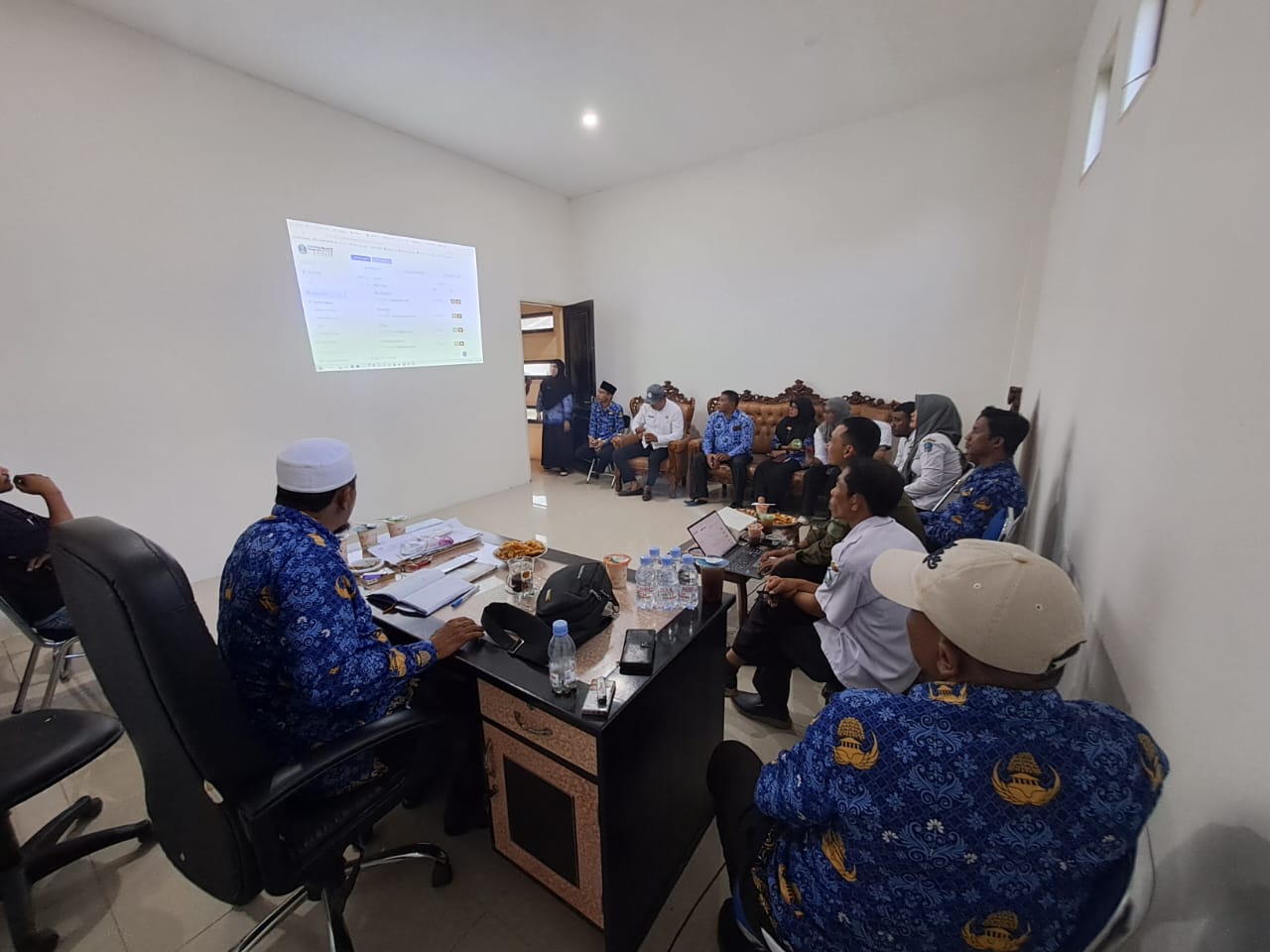 Uji coba Aplikasi SIPINKER oleh Disnakertrans bersama tim IT Kominfo Halsel (foto : ipul/segmen