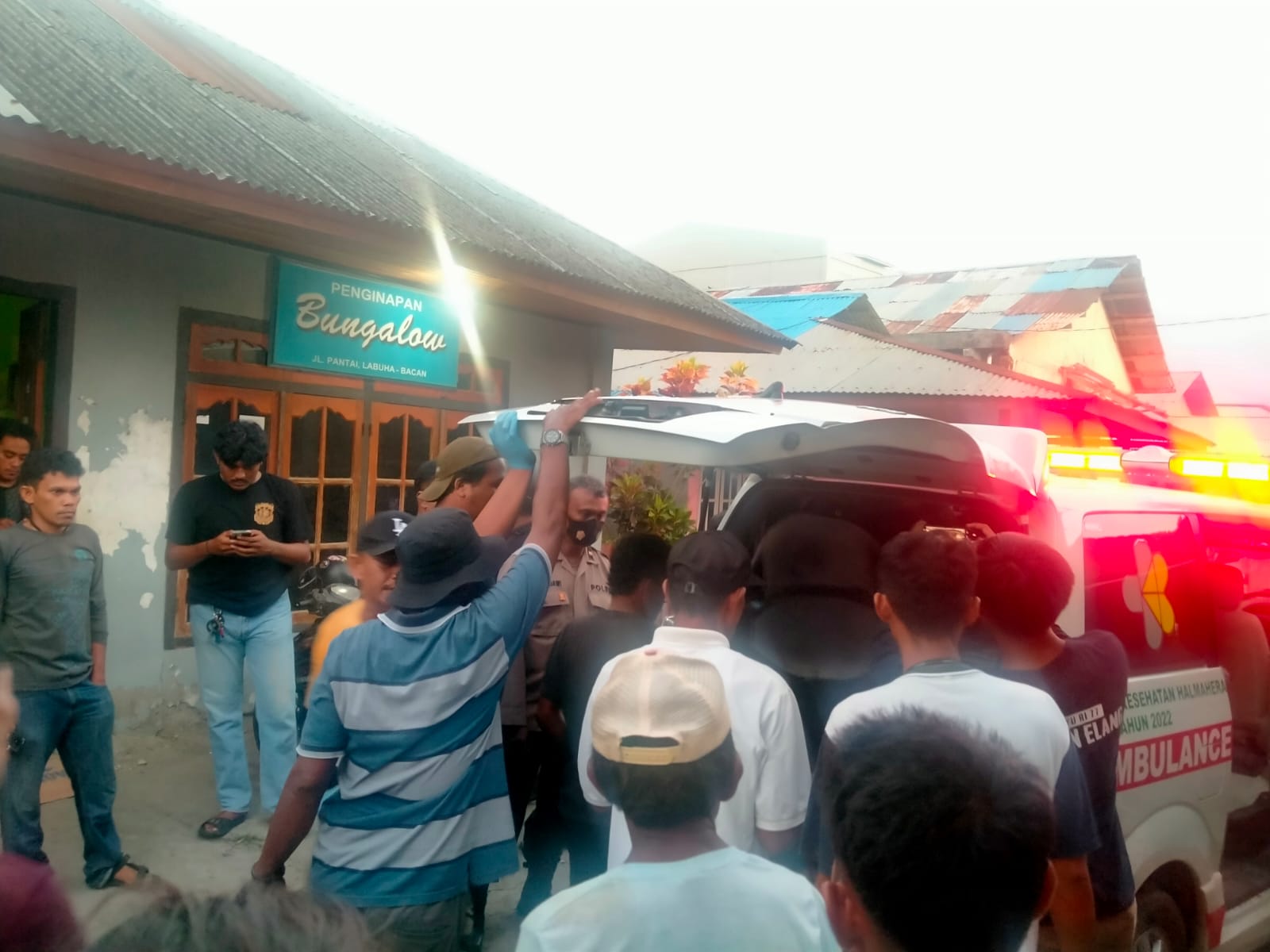 Jenazah dibawa ke RSUD marabose menggunakan mobil Ambulans (foto : Ipl/segmen)