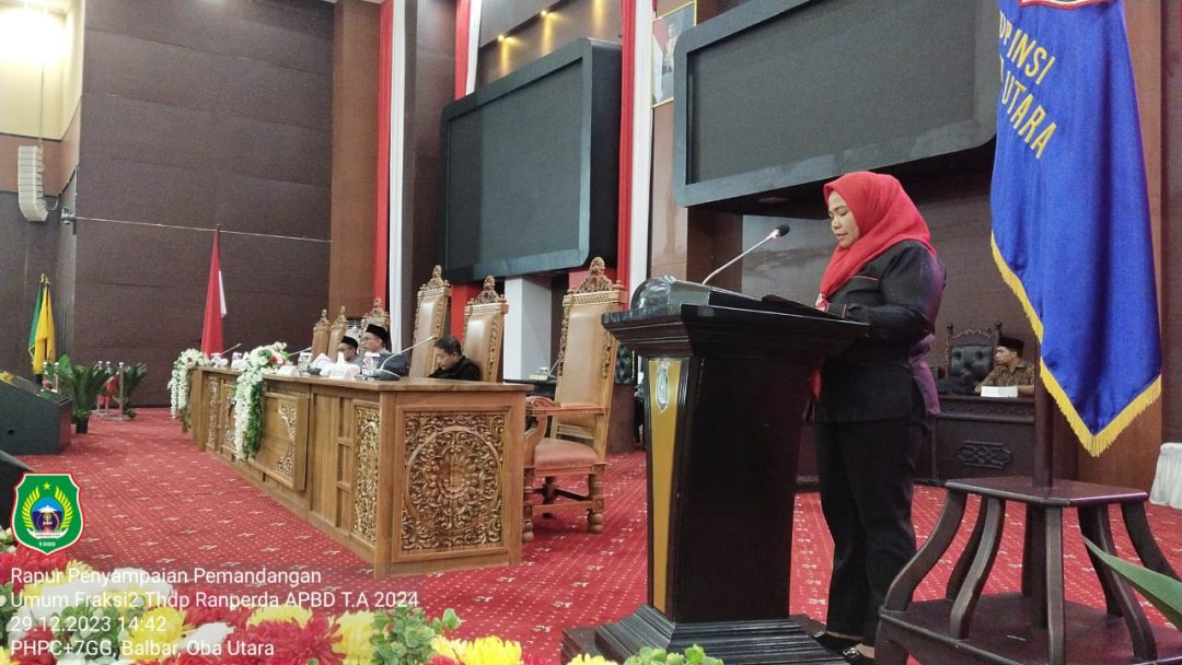 Juru Bicara Fraksi PDIP DPRD Maluku Utara, Afina Abdulrahim ketika membacakan pandangan umum Fraksi PDIP pada rapat Paripurna DPRD Maluku Utara.