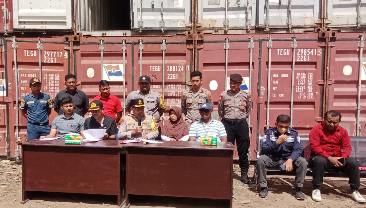 Konferensi pers digelar polres Halsel pada Jum'at kemarin (foto : Edet)