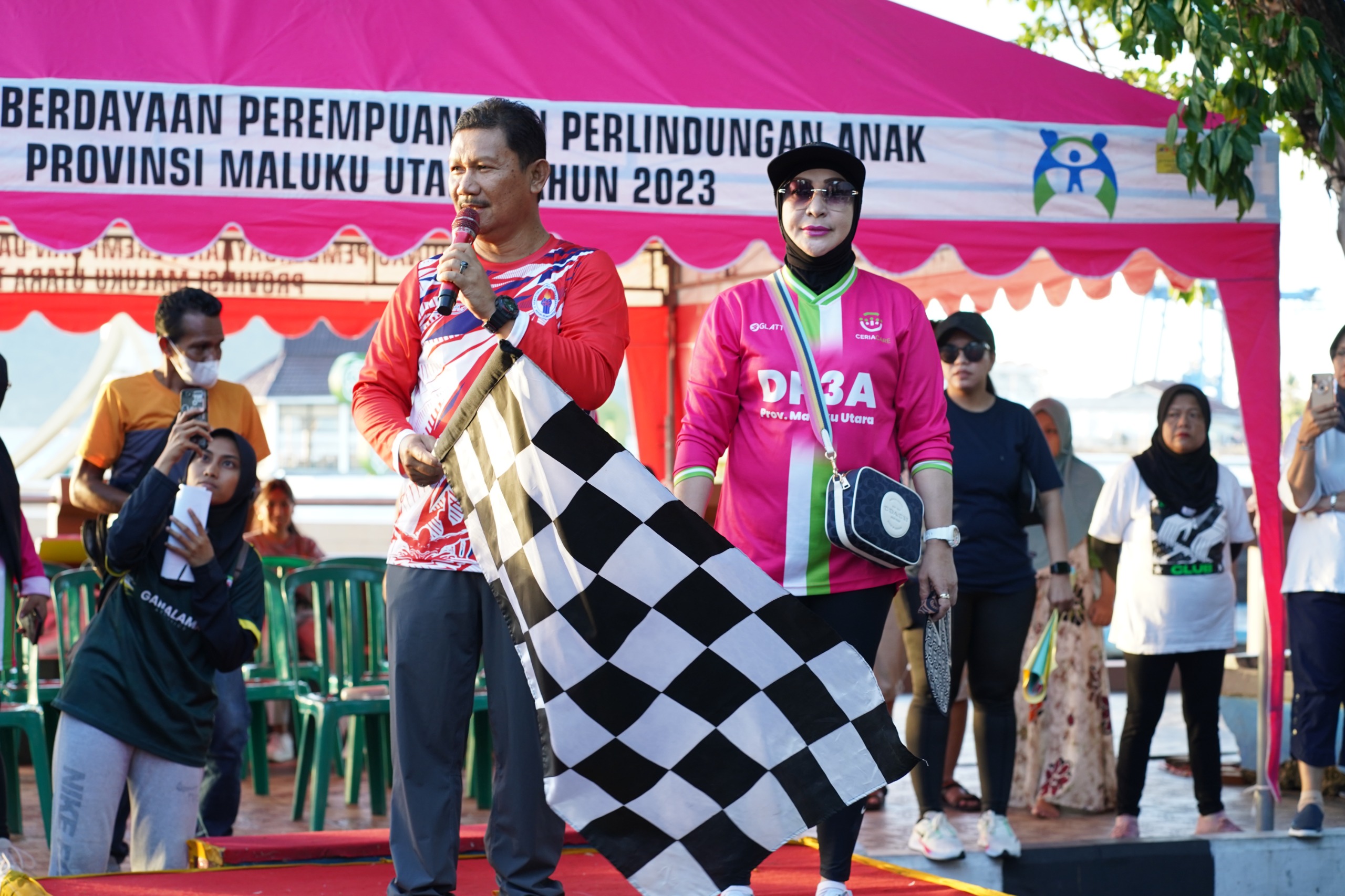 Staf Ahli Bidang Keuangan, Ekonomi dan Pembangunan Setda Provinsi Maluku Utara, Mulyadi Wowor didampingi Kepala DP3A Maluku Utara Musrifah Alhadar saat melepas pelari pada lomba women's run di Landmark Ternate.