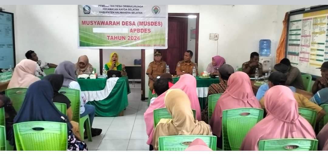 Caleg PDIP memandu kegiatan MUSDES dan Pembagian BLT (foto : @Margarita Kamarullah/FB)
