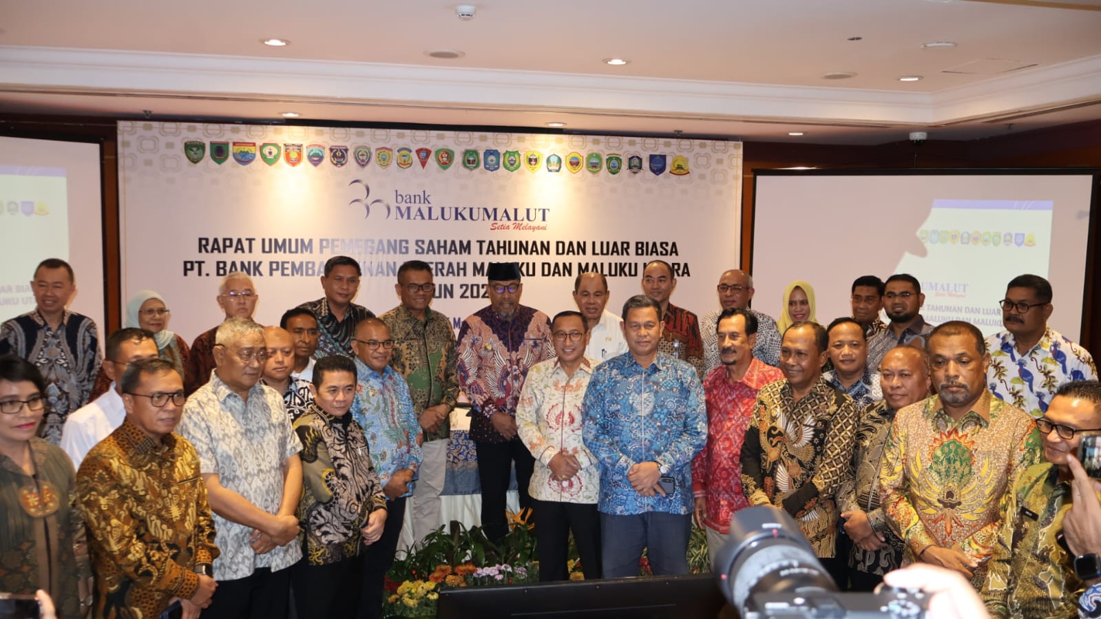 Pose bersama para Bupati, Gubernur Maluku dan Malut serta pemilik saham BPD Maluku-Malut (foto_segmen)