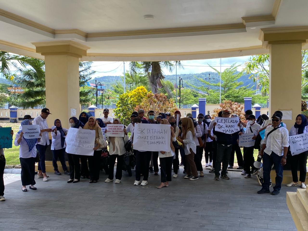 Nampak ratusan honorer DPUPR Malut lakukan aksi protes, desak Kadis Eka Dahliani Abusama segera bayar gaji mereka selama 3 bulan (foto:Segmen)