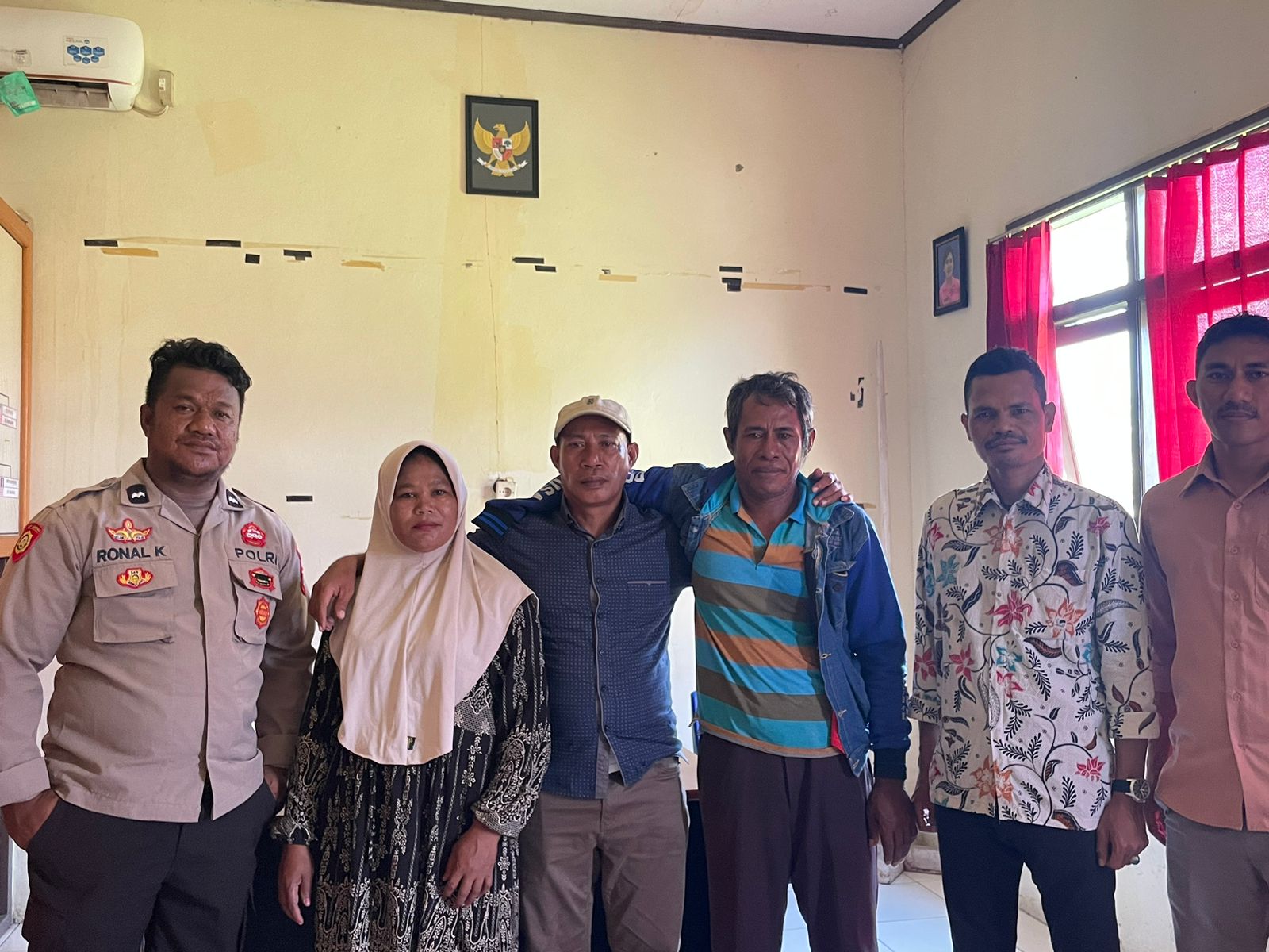 Pelapor, terlapor dan Polisi pose bersama usai menandatangani pernyataan berdamai (foto_Sadam)