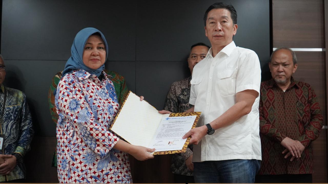 Dirjen PDASRL, Dyah Murtaningsih (kanan), menerima dokumen penyerahan rehabilitasi DAS oleh Chang Enting Direktur HR PT RKA (kiri) (foto, RKA).