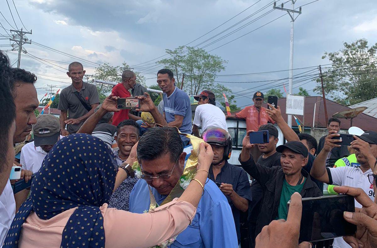 Bahrain Kasuba saat datangi DPC Partai Gerindra Halsel (foto_sadam)