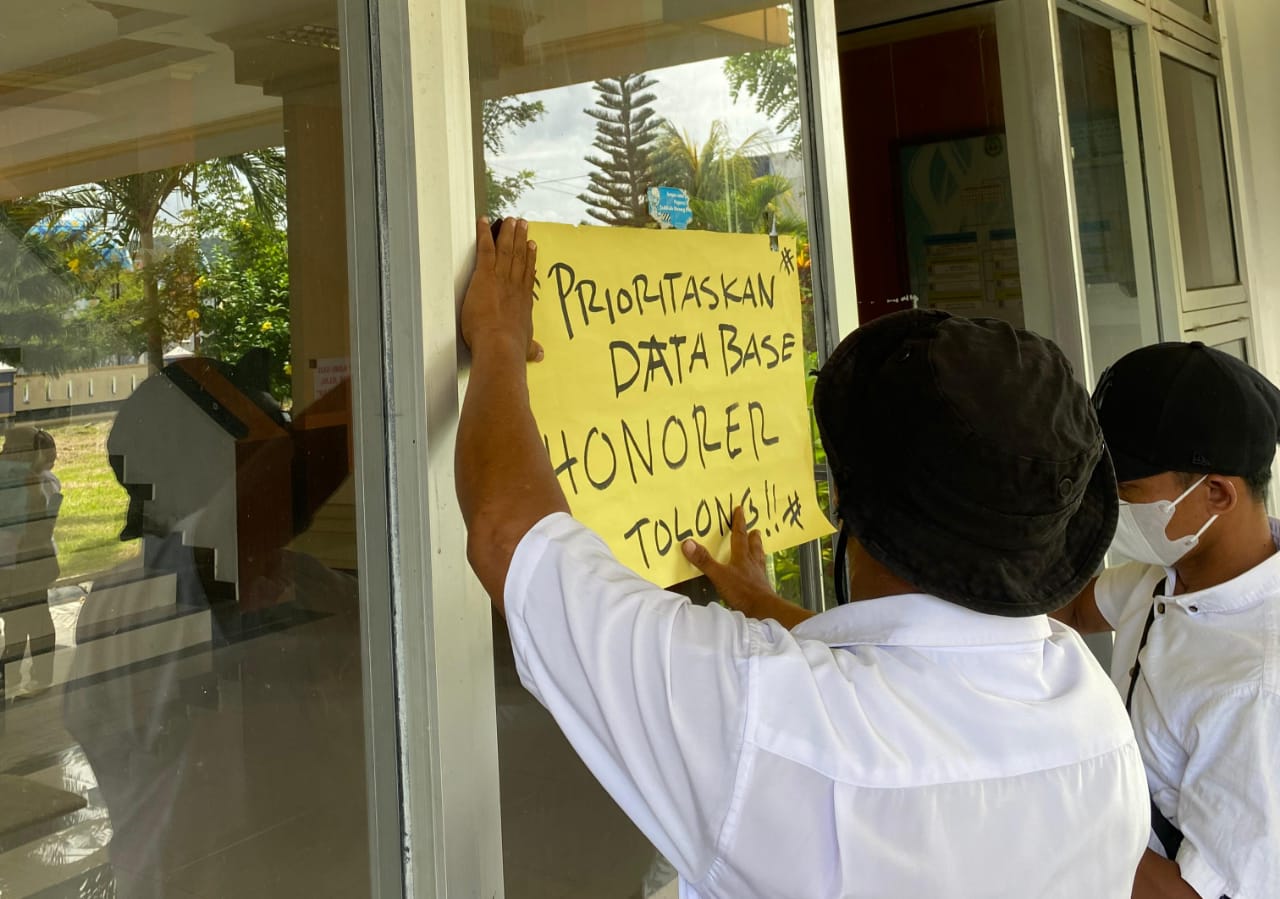 Aksi protes puluhan PTT di Kantor DPUPR Malut soal tunggakan gaji 3 bulan (foto_sadam)