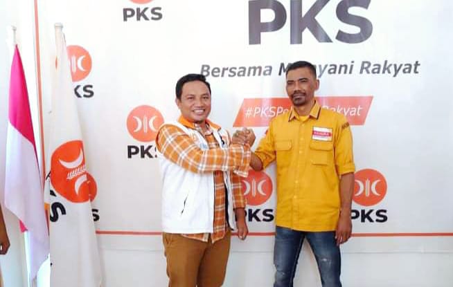 Sekretaris PKS Iksan Kalesarang dan Alim A. Rahman Sekretaris Partai Hanura Halsel (foto_sadam)