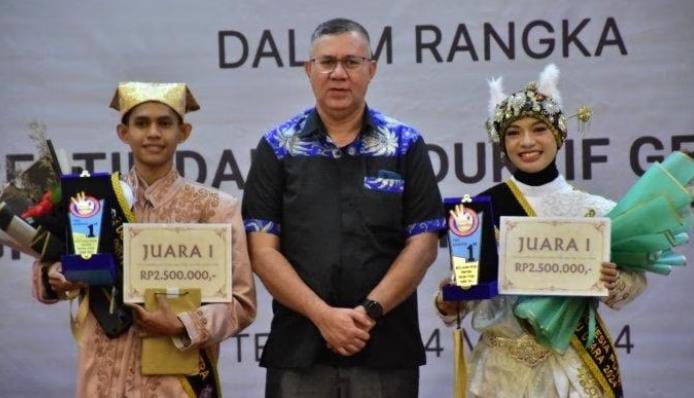 PENOBATAN: Asmiranda B. Nurhamidin (kanan), juara 1 Putri Duta GenRe Maluku Utara Tahun 2024 dan Ardani Embisa (kiri), juara 1 Putra Duta GenRe Maluku Utara Tahun 2024