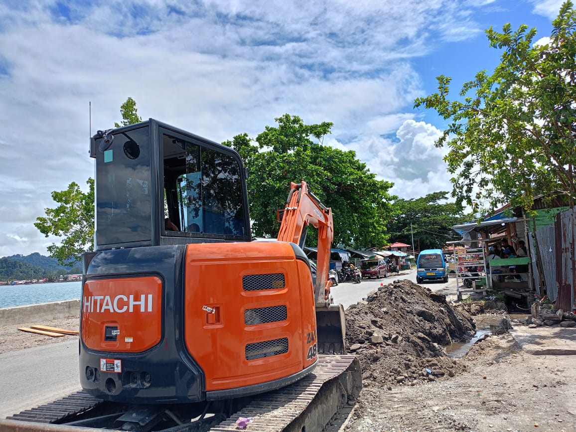 Progrés pekerjaan di pantai Labuha dinilai lambat (foto//Sadam_segmen)