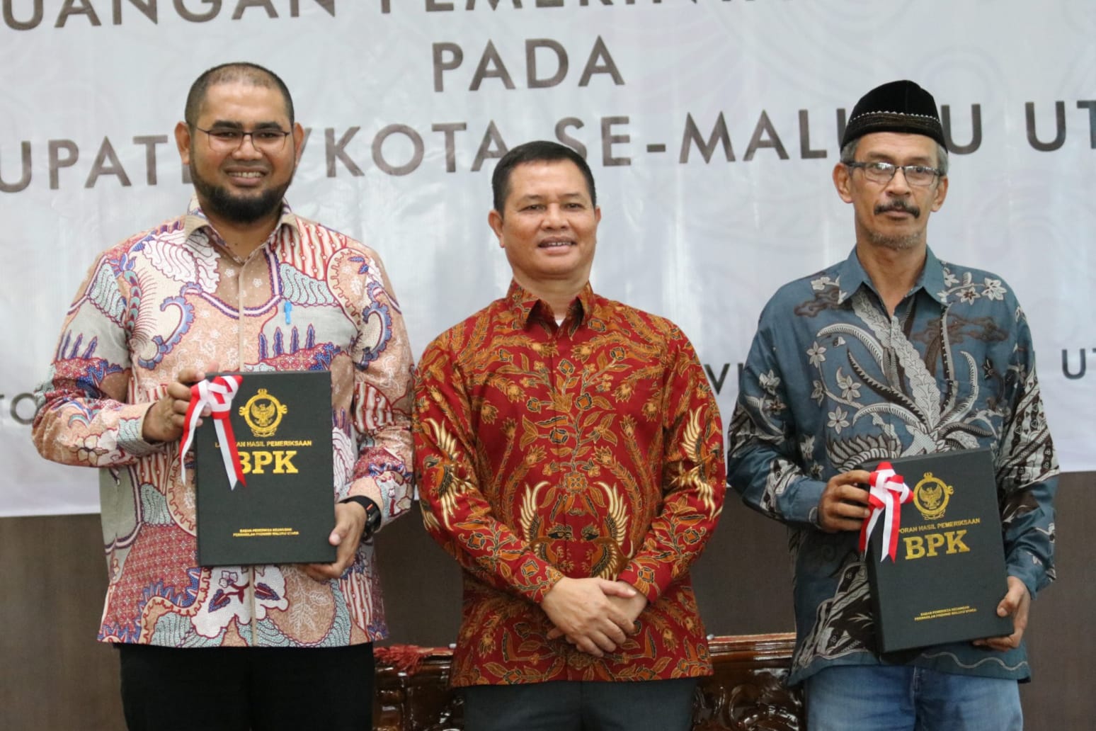 Bupati Halsel Bassam Kasuba, Ketua DPRD Halsel Muhlis Djafar dan Kepala BPKP Malut pose usai penyerahan WTP (Sadam//segmen)