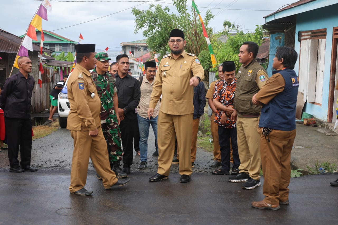 Bassam Kasuba lihat langsung proyek pembangunan jalan hotmix di Babang (Sadam//segmen)