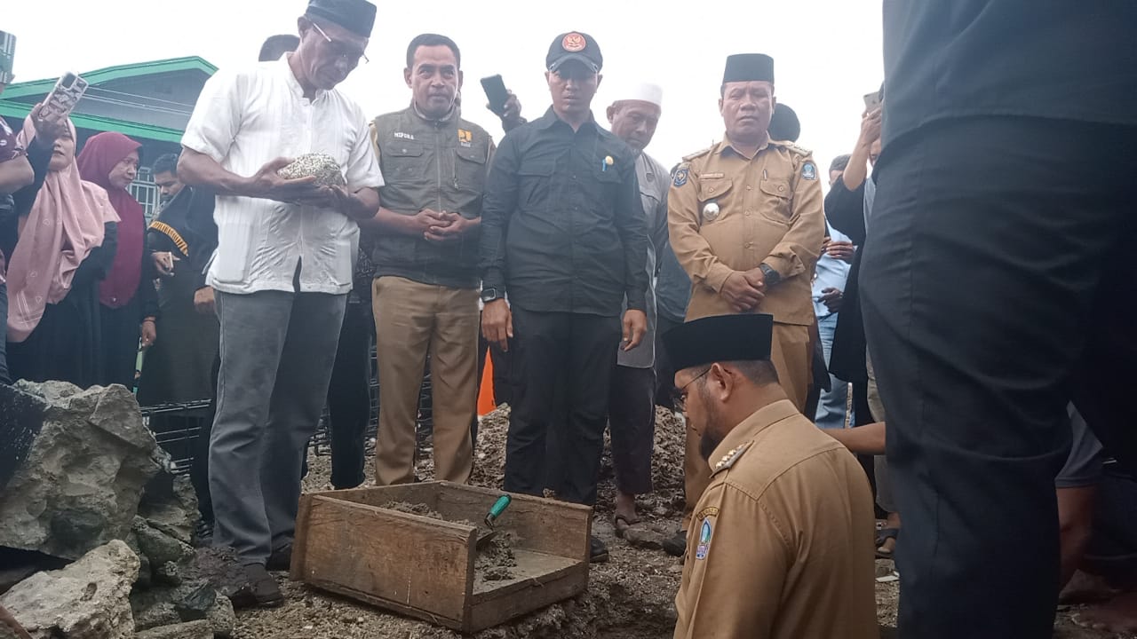 Prosesi peletakan batu pertama Mesjid Al-Fajri Desa Babang oleh Bupati Halsel Bassam Kasuba (Sadam//segmen)
