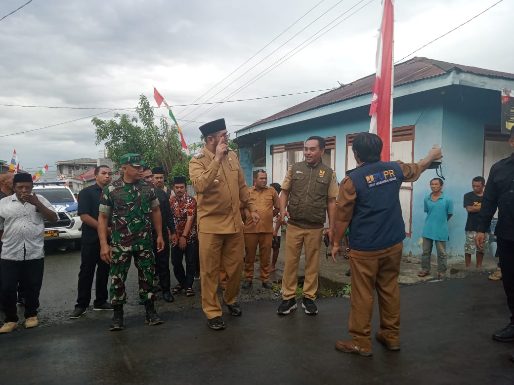 Bupati Halsel didampingi Kasis PUPR dan Kabid Bina Marga mengecek jalan Hotmix di Babang (Sadam//segmen)