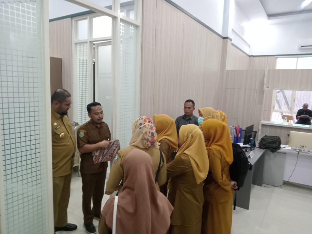 Bupati Bassam didampingi Kepala BPKAD Halsel Farid saat berdialog dengan puluhan Nakes RSUD Labuha di kantor bupati (Sadam//segmen)