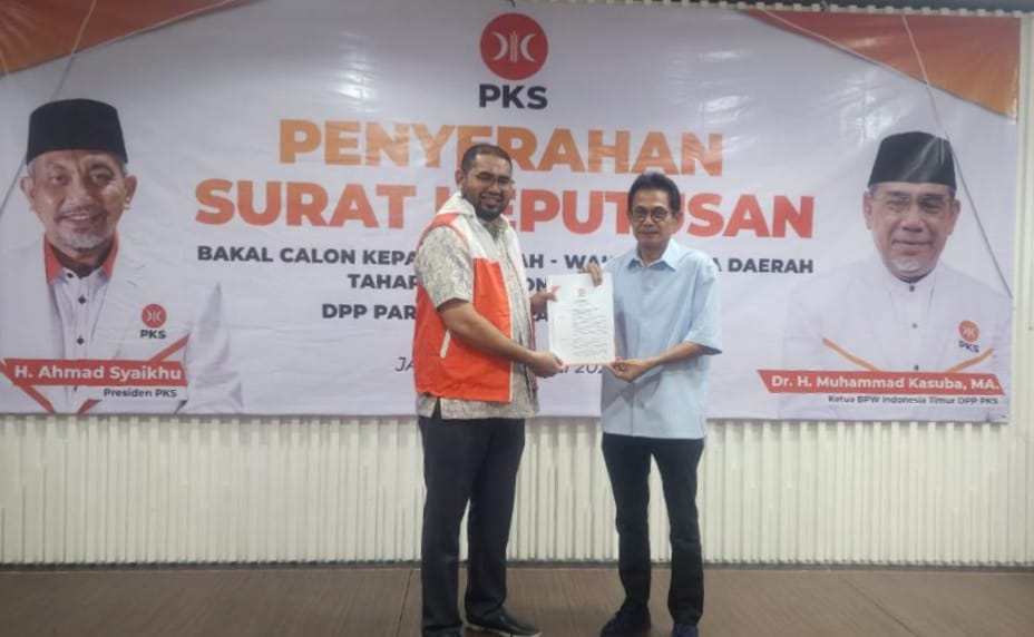 Bassam-Helmi terima surat rekomendasi (B1KWK) dari DPP PKS (foto_Sadam)