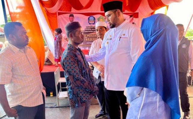 Bupati Halsel saat menjenguk Muhammad Kader salah satu anak dari Almarhum Hi. Kader Yusuf (foto//Sadam)