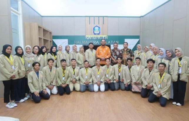 Bupati Halsel Bassam Kasuba pose bersama mahasiswa PPM UGM KKN di Bumi Samura (Dok//segmen)