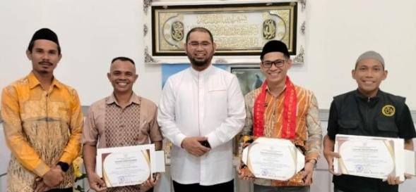Pose bersama 4 Kades dan Bupati Halsel Bassam Kasuba usai penyerahan penghargaan (Dok_Segmen)