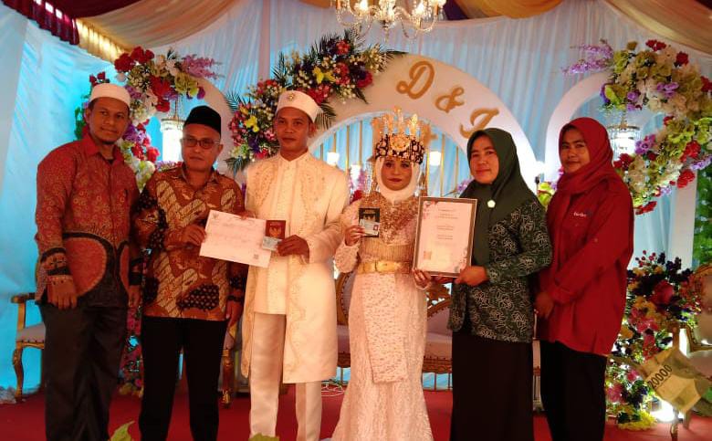 Kedua mempelai diberikan dokumen penting (Dok:Sadam)