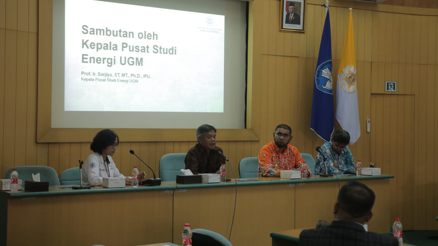 Tampak Bupati Halsel dan Pusat Studi Energi Universitas Gadjah Mada Yogyakarta saat diskusi dampak investasi tambang di Halsel (Dok:Sadam)