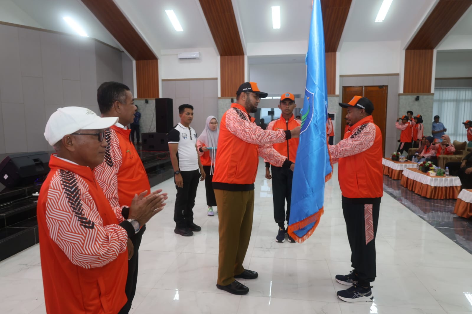 Momen Bupati Halsel lepas Atlit Popda (Dok//Sadam)