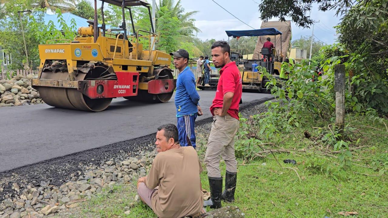 Bassam buktikan peduli warga Obi dengan Hotmix jalan (foto/Sadam)