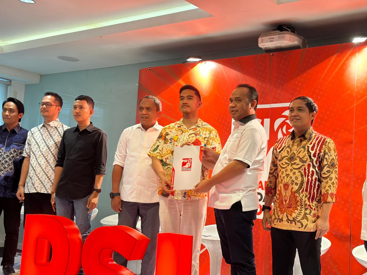 Ketum PSI Kaesang Pangerap serahkan B1KWK ke Paslon Rusihan-Muhtar (foto:Istimewah)