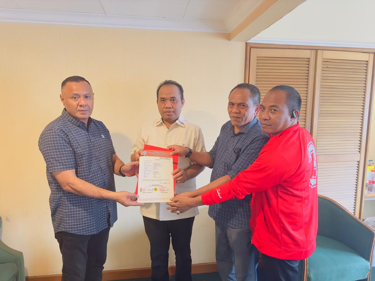 Paslon Rusihan-Muhtar saat terima B1KWK PDI Perjuangan