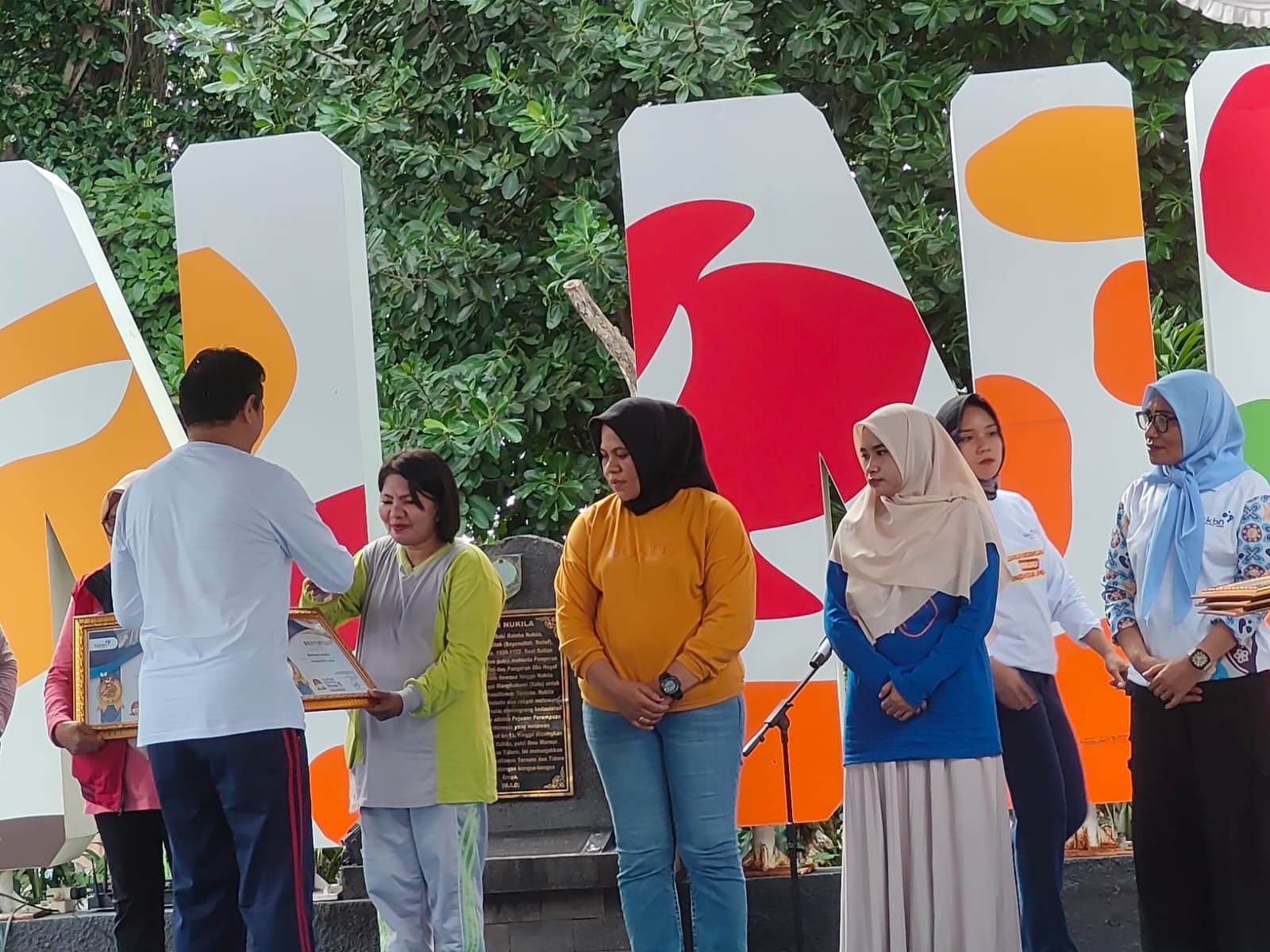 Penyerahan penghargaan Halsel juara 2 tinggal Provinsi Malut