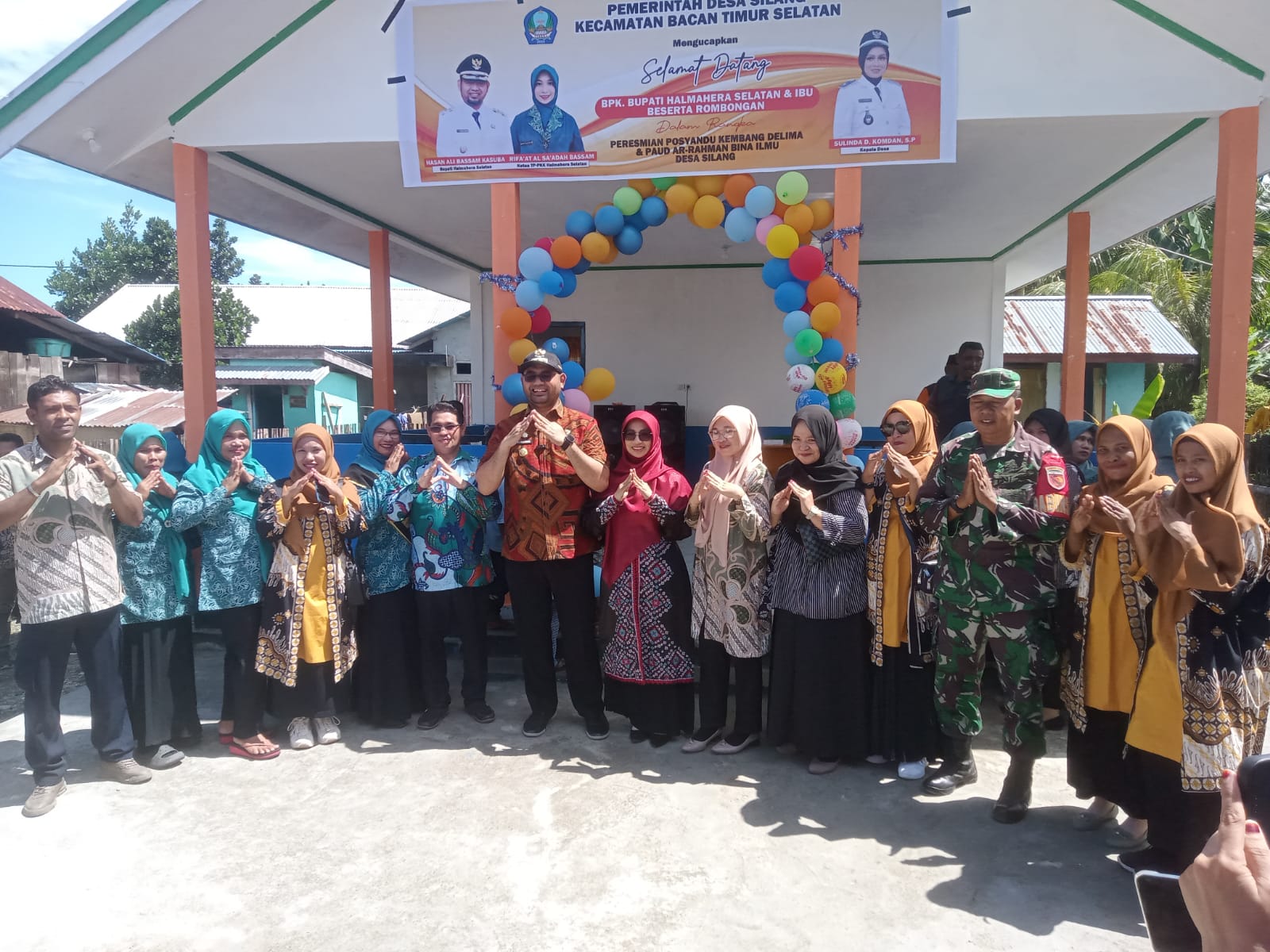Pose bersama di depan Posyandu Kembang Delima Desa Silang (foto//Sadam)