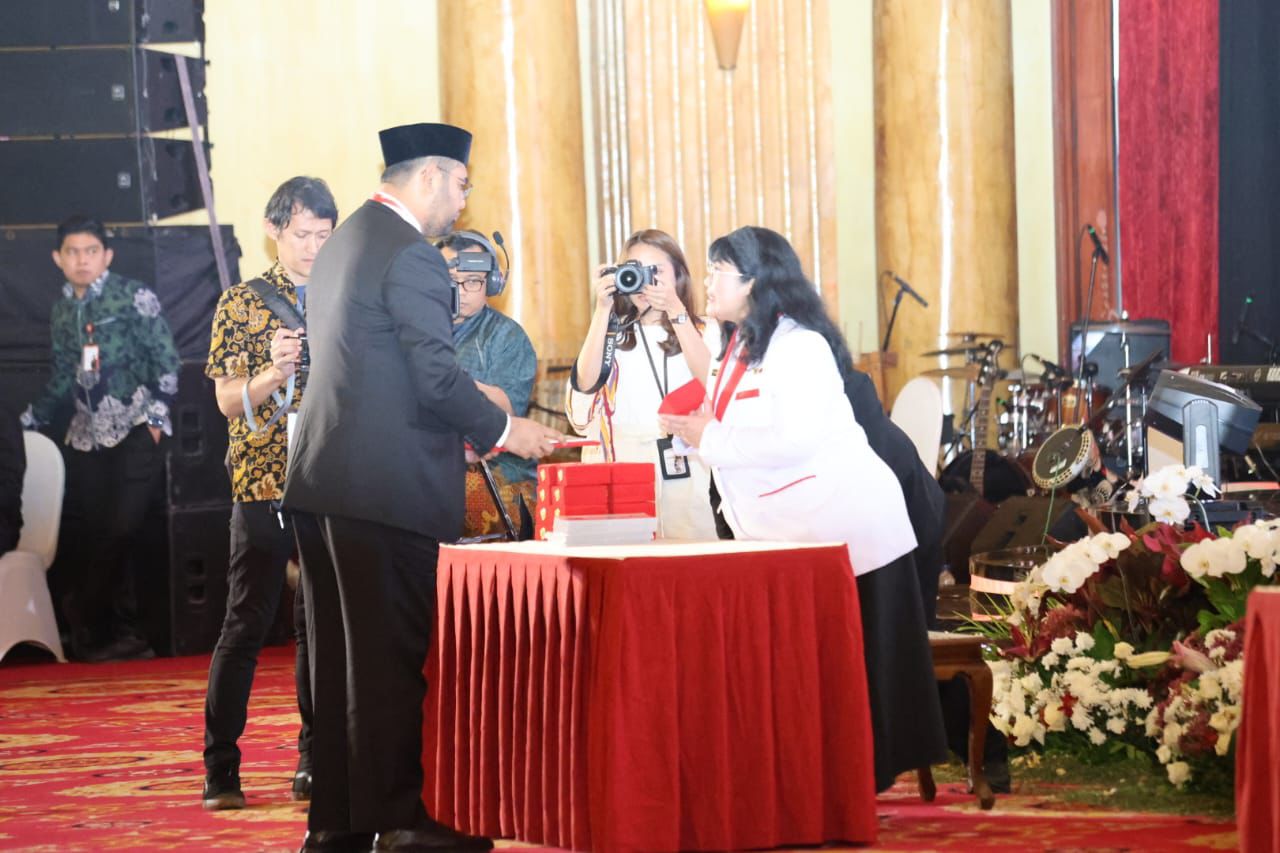 Bassam Kasuba saat menerima duplikat sang saka merah putih (Dok//Sadam)