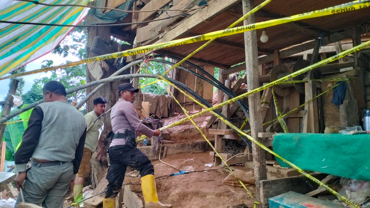 Polsek Bacan Barat pasang garis police line areal tambang emas Ilegal (Dok//Sadam)