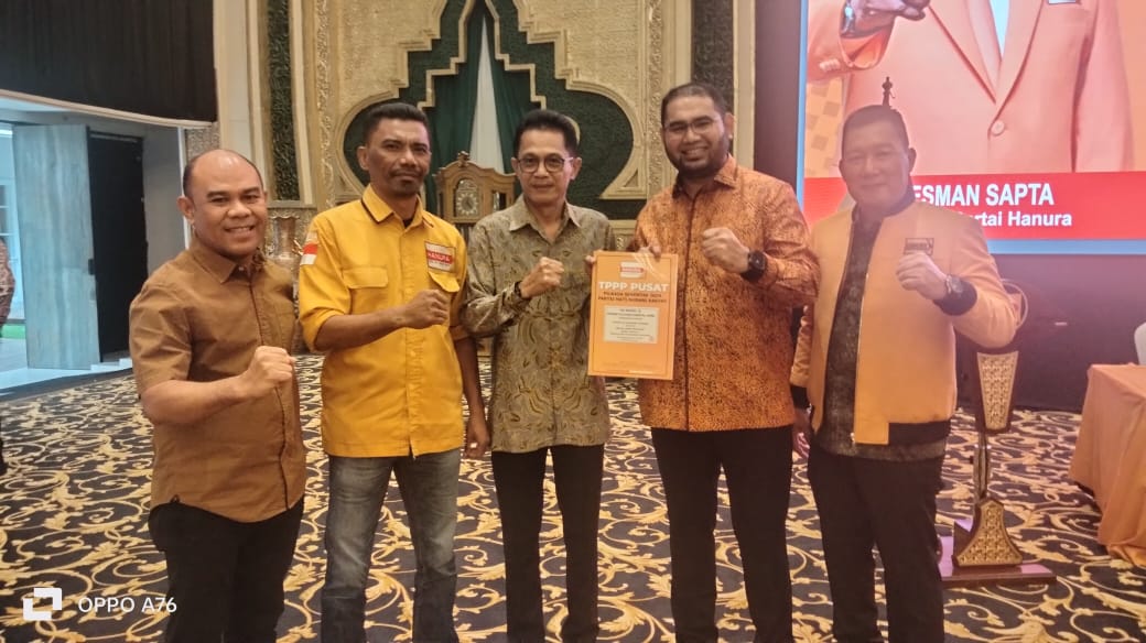Pose bersama Bassam-Helmi dan pengurus Hanura Halsel usai terima B1KWK Partai Hanura (Dok//Sadam)