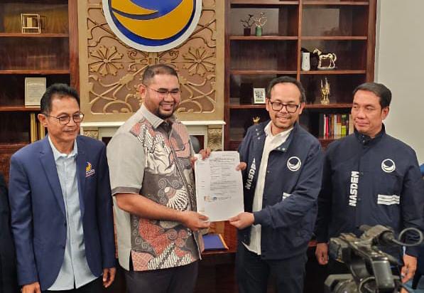 Wasekjen DPP NasDem Jakfar Sidik serahkan B1KWK ke Paslon Bassam-Helmi (Dok//Sadam)