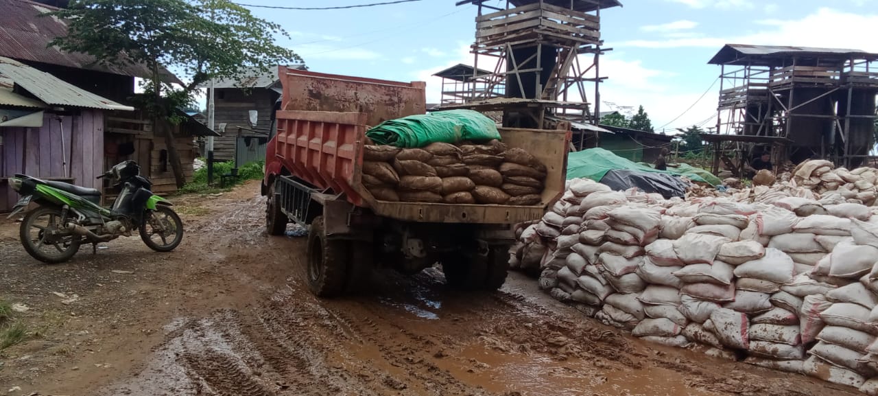 Pembongkaran material tambang emas ilegal Manatahan dan Soasangaji Barat di Anggai (Dok//Sadam)
