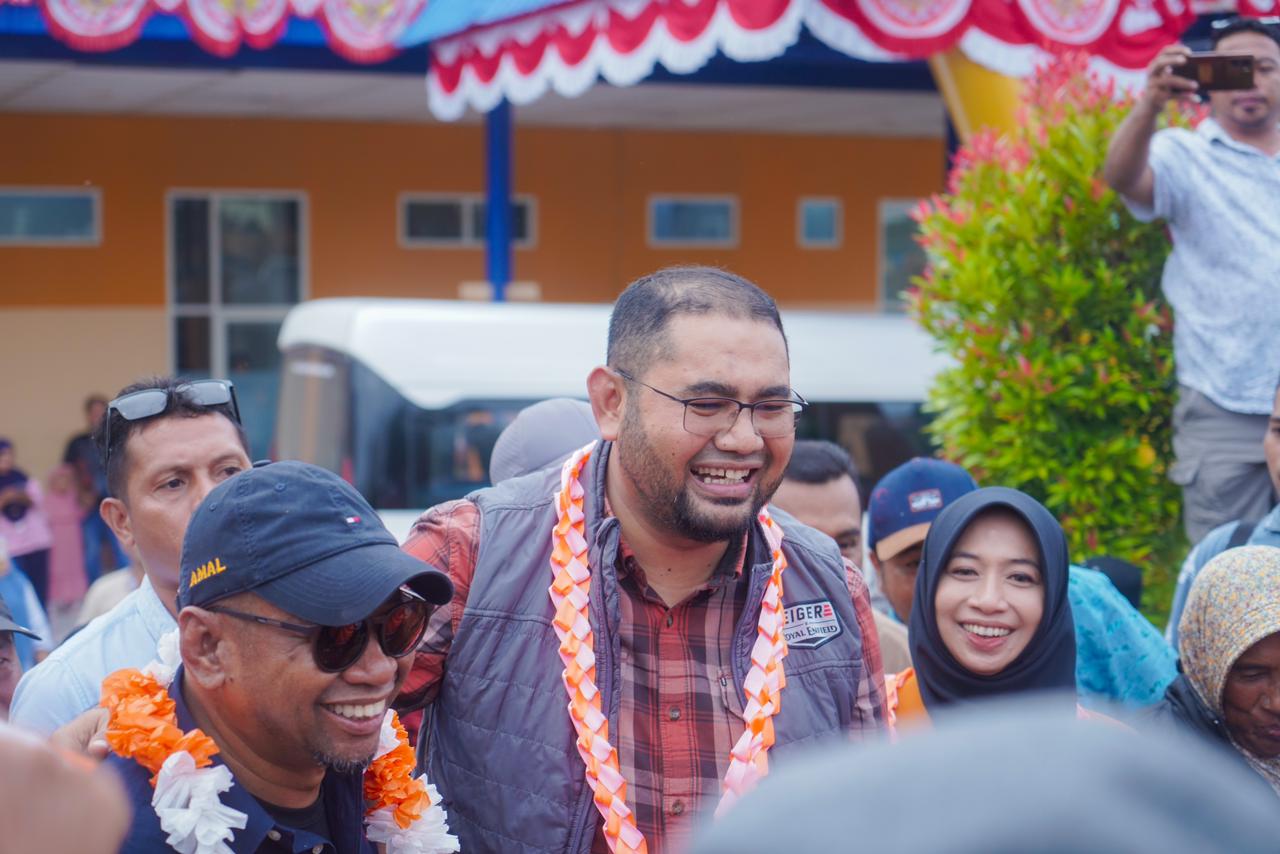 Bassam Kasuba saat dijemput ribuan pendukung di Bandara Oesman Sadik Labuha (Dok//Sadam)