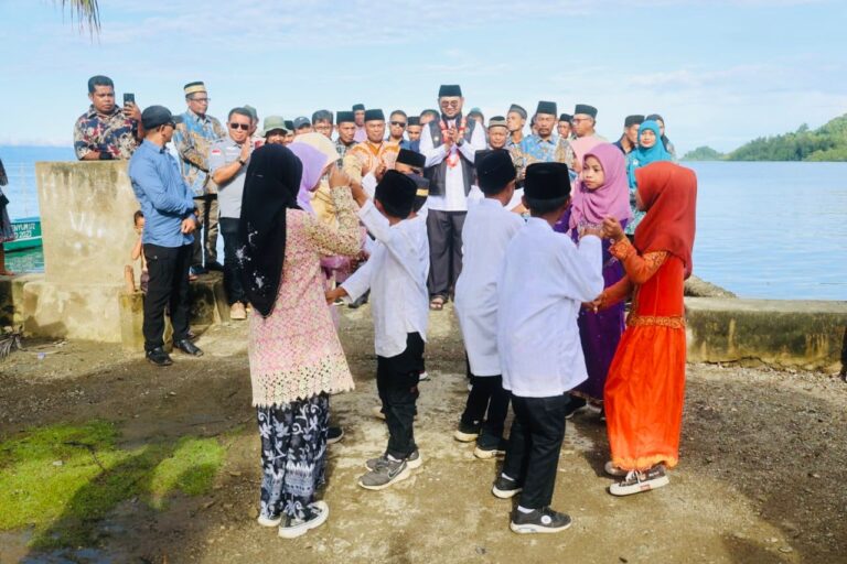 Tarian togale sambut bupati Bassam Kunker di Wayatim (Dok//Sadam)