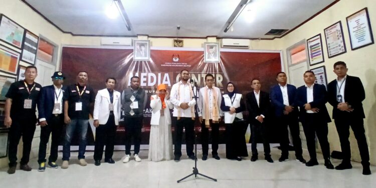 Bassam-Helmi pose bersama KPU, Bawaslu dan pengurus parpol pendukung usai mendaftar (Dok//Sadam)