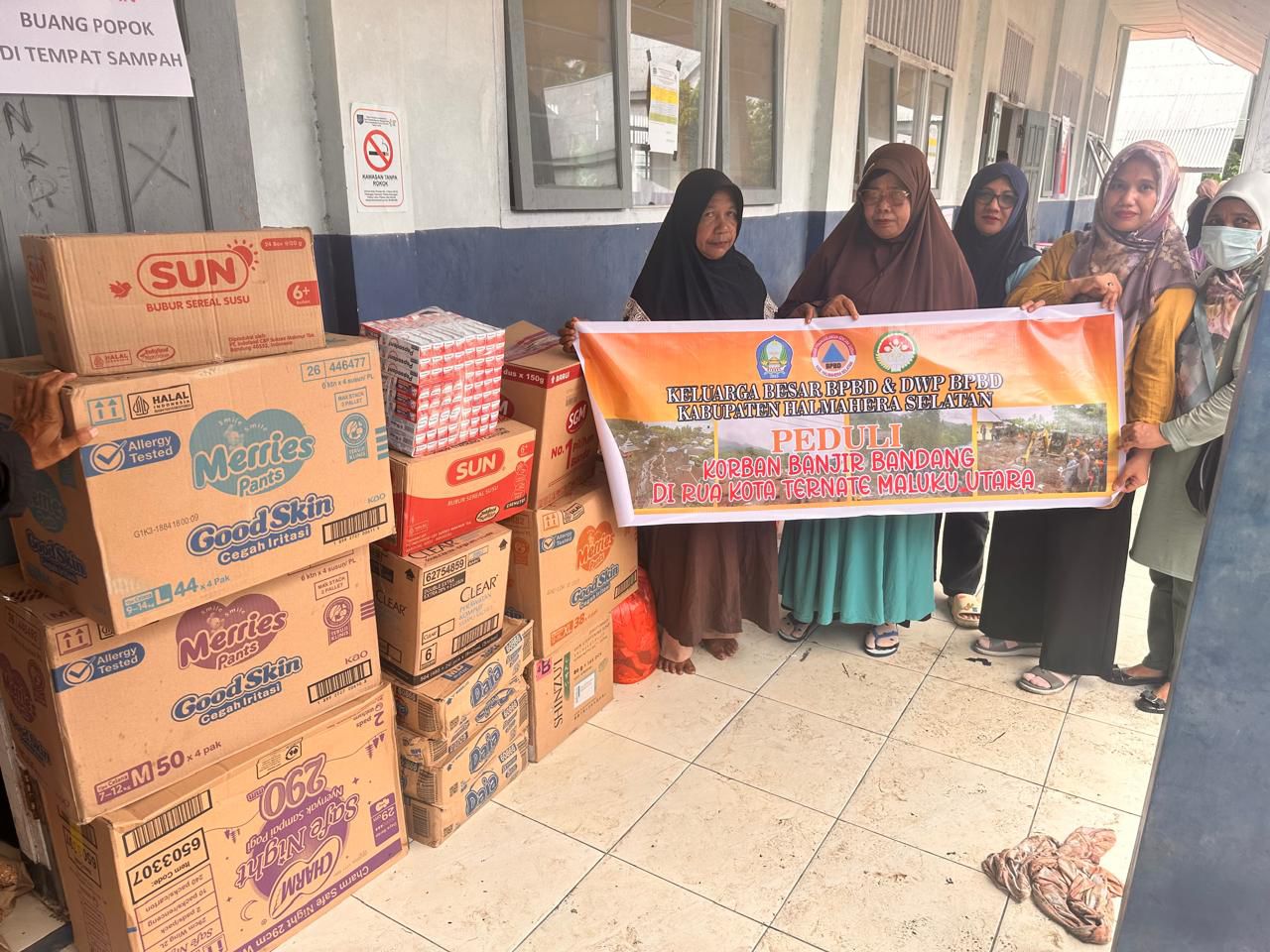 Ketua DWP BPBD Halsel saat serahkan bantuan (Dok//Sadam)