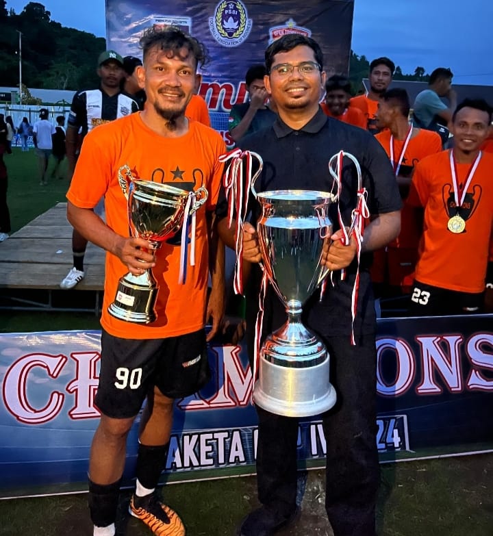 Manager Babang FC Alqassam Kasuba saat pegang trofi (Dok//Sadam)