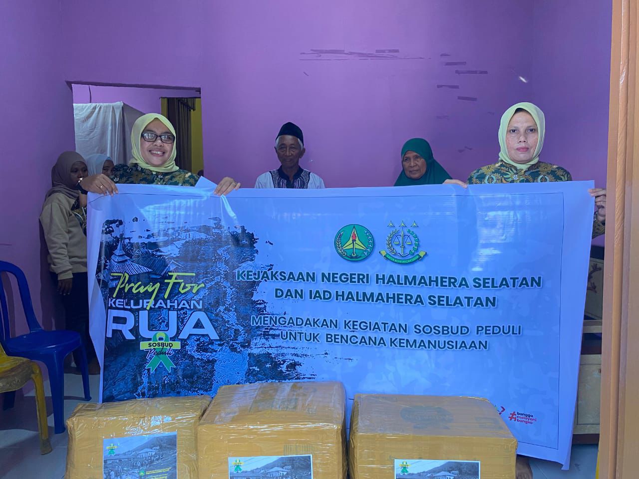 Ikatan Adhyaksa Dharmakarini Kejari Halsel Serahkan Bantuan (Dok//Sadam)