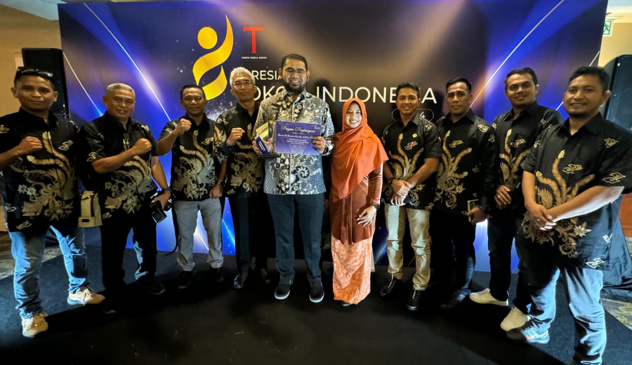 Pose bersama Bupati Halsel usai terima penghargaan (dok//Sadam)