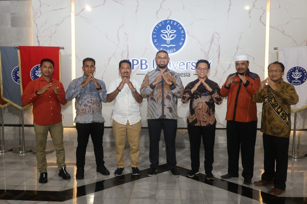 Pose bersama Bupati Halsel dan Civitas IPB University (dok//Sadam)