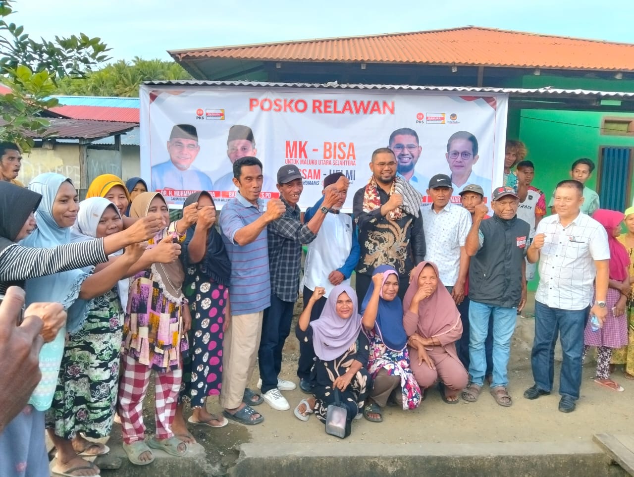Foto bersama di posko pemenangan Bassam-Humanis Lanjutkan dan MK-BISA Lantik Tawabi Joronga (dok//Sadam)