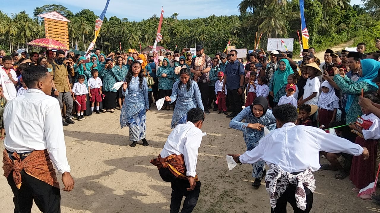 Bupati Halsel dan Istri saat dijemput warga (dok//Sadam)