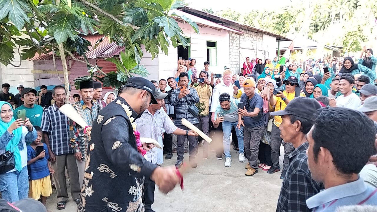 Warga Gane Barat Selatan saat sambut Bupati Halsel Bassam Kasuba (dok//Sadam)